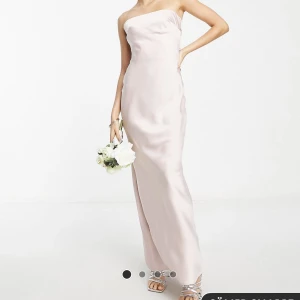 Klänning  - Säljer denna balklänning i storlek 34 då returen tiden att skicka tillbaka gått ut. Alltså helt oanvänd! Den sista bilden är i storlek 36 som är använd en gång! Köpt för 999kr men säljer för 700 men priset kan diskuteras🩷🩷