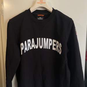 Pjs tröja Sweatshirt Parajumper svart  Skick:10/10 Storlek: M  Använd 1-2 gånger   Säljs då jag tömmer garderoben och vill bli av med gamla kläder.
