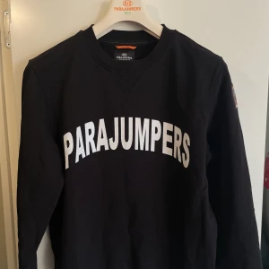 Parajumper tröja sweatshirt svart pjs tröja - Pjs tröja Sweatshirt Parajumper svart  Skick:10/10 Storlek: M  Använd 1-2 gånger   Säljs då jag tömmer garderoben och vill bli av med gamla kläder.