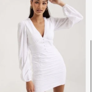 Nelly - Ruched Dobby Dress - Helt oanvänd Nelly klänning som är slutsåld på hemsidan i storlek 38! säljer då den var lite stor för mig! Nypris är 599 och priset går att diskutera. 