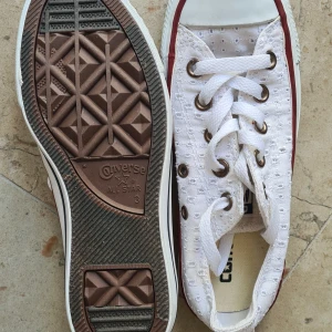 Låga converse - Vita oanvända converse, köpta i USA. Står storlek 35 men passar mig som är storlek 36.