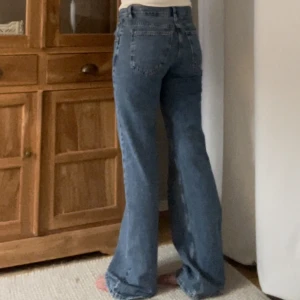 Lågmidjade vida keans - Lågmidjade vida jeans från Mango. Storlek 34. Långa på mig som är 168cm och har därav blivit ”skavda” nertill där bak. Inget som stört mig utan snarare något jag tyckt har varit snyggt🌟 skriv om du vill ha fler bilder 