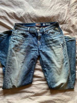 Replay jeans med låg midja - Säljer mina replay jeans då jag inte har användning av dem längre! Dem är låga i midjan och raka i passformen!💗