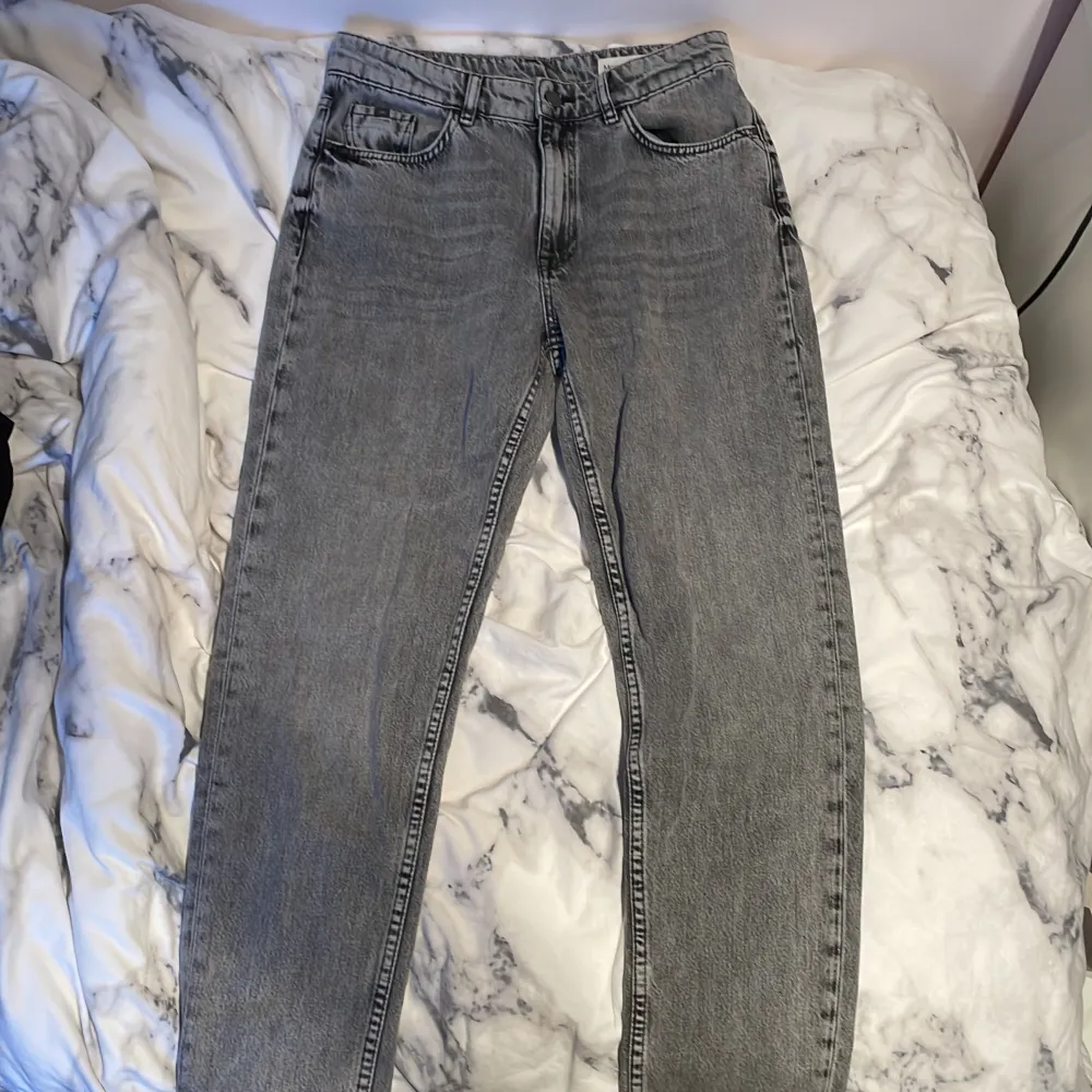 Gråsvarta jeans från EDC i storlek W 29 L 28. Jeans & Byxor.