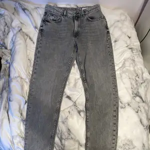 Gråsvarta jeans från EDC i storlek W 29 L 28