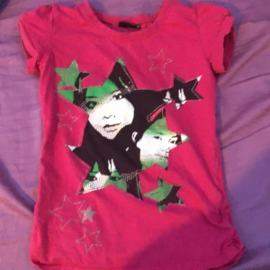 Rosa U21 t-shirt - En jättefin rosa tröja med något grafiskt på, lite för liten för mig därför säljer jag den. 