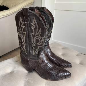 Helt stört snygga cowboy boots i storlek 39. Gjorda i USA av äkta läder (obs! Vintage). Så fina och trendiga nu till sommaren, men tyvärr för små för mig 🌸