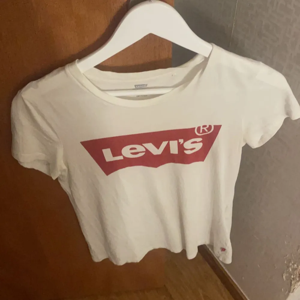 Säljer min Levis t shirt då det inte riktigt är min stil längre. Den är lite urtvättad därav det billiga priset. Är storlek xs men passar mig som vanligtvis har S. För fler bilder kom privat! Köparen står för frakt❤️. T-shirts.