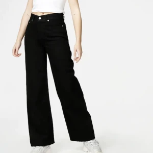 Vida jeans från Junkyard strl 30 - Svarta jeans från Junkyard med wide leg och hög midja. Strl 30. Aldrig använda. 