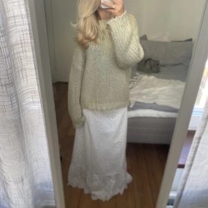 Stickad tröja - säljer BÅDE KJOLEN OCH TRÖJAN! Kjolen ligger uppe i en annan annons. Tröjan är skön (inte sticksig) och i fint skick. Sitter oversize på mig som är XS. Har du någon fråga är det bara att höra av sig🫶🏻