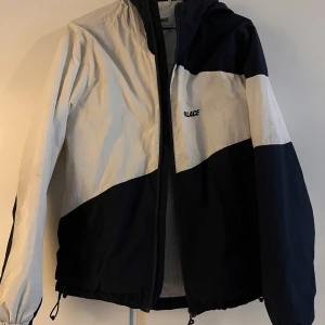 Palace jacka - Super det palace winbreaker/ jacka. Köpt i andrahand så inget kvitto & använd en del men bara smutsig. Inga hål eller liknande. Som sagt skitsnygg och en av mina favoritjackor jag ägt.