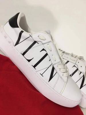 Valentino Garavank Rockstud - Skick:9,5/10 Färg: Vit Mer bilder i dms!