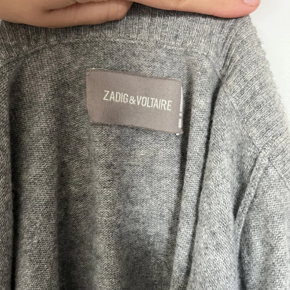 Så söt tröja i cashmere, från Zadig som är oanvänd å inte går att köpa längre💓. Tröjor & Koftor.