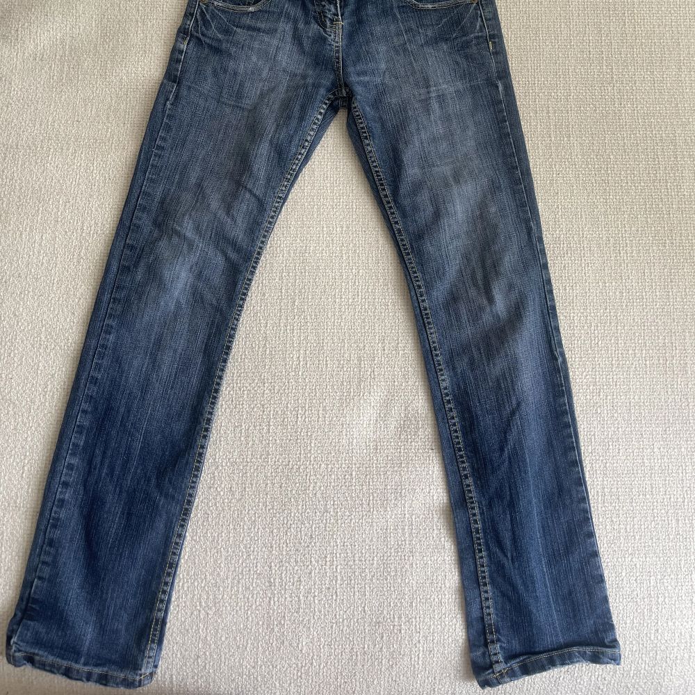 Lågmidjade jeans storlek 34 (xs) Raka i benen. Jeans & Byxor.