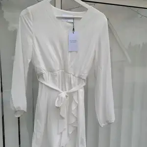 Jättefin helt ny klänning från märket Salt. Nypris 500kr men säljer för 350+frakt❤️ Säljer då jag hittat en annan klänning❤️ hör av dig vid fler frågor