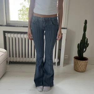 Jeans - Säljer dessa super snygga och coola jeansen från Urban outfitters som tyvärr blivit för små för mig. Dessa passar nog både en 24 och en 25💖💓