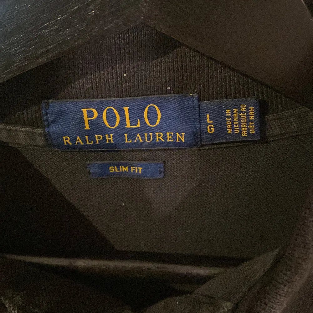 En Ralph Lauren Pike i svart, använt skick så inte ny, storlek L men passar även bra på M    har suttit på mig 179cm @80kg Lite tråkig i kragen men inget som syns när den sitter på. Förvänta dig inte en helt ny tröja . T-shirts.