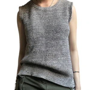 Ärmlös stickad - Sytt om originalet och detta är resultatet! Den är i toppskick. Aningen glittrigt material.