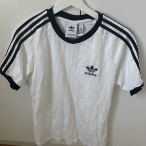 Adidas T-shirt  - Helt ny adidas T-shirt, endast testad. Storlek S. Passar perfekt nu till sommaren.  Köparen står för frakt. 