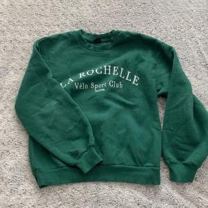 Grön sweatshirt med tryck från Gina💖 nyskick då den använts fåtal gånger💖 fin passform