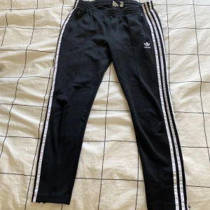 Adidas träningsbyxor  - Säljer ett par Adidas träningsbyxor i storlek M.