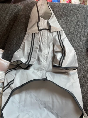 Regnjacka Hund eller Katt - Köpte en regnjacka till min amstaff men den var alldeles förliten. Storleken är XXL men skulle säga att det passar en mop eller mindre. Även en katt Storlek är ungefär: Nacke: 32cm Byst: 44cm