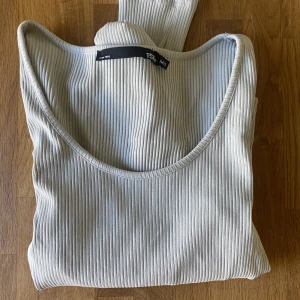 Croppad långärmad - Croppad långärmad tröja. Aldrig använd. 