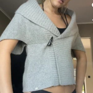 Kofta - Säljer denna app fina koftan från Ted Baker. Skulle säga att den passar S/M❤️