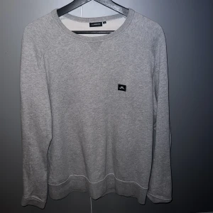 J lindberg Tröja - Standard J lindberg Crewneck. Bra skick. Storlek Small.  Pris kan diskuteras. Hör av er ni har frågor eller vill ha fler bilder :) 