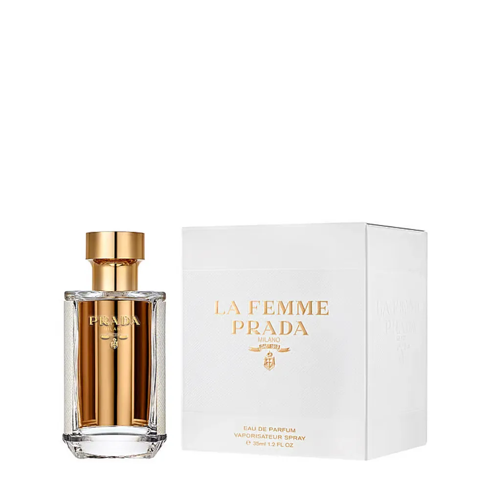 La Femme Prada Eau de Parfum är en sofistikerad doft, en blommigt grön doft. La Femme Prada blandar klassiska och oväntade ingredienser som speglar femininitet. Priset är ink frakt. Halvt innehåll. Med orginal förpackning!. Parfym.