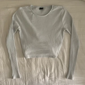 Ljusblå tröja Ginatricot - Tröja från Ginatricot som knappt är använd.  Priset kan diskuteras. Köparen står för frakt