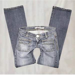 snygga low waist jeans, tyvärr för små 🥲 midjemått: 78cm