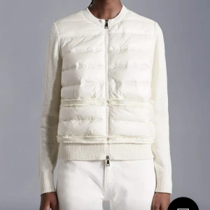 Moncler jacka / cardigan - Säljer min vita Moncler cardigan då den inte kommer till användning. Storlek M. Pris går att diskutera! Nypris: 8260 kr 