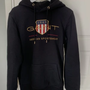 Gant hoodie - Aldrig använd Gant hoodie i nyskick. Storlek M. Nypris 1300 kr. 