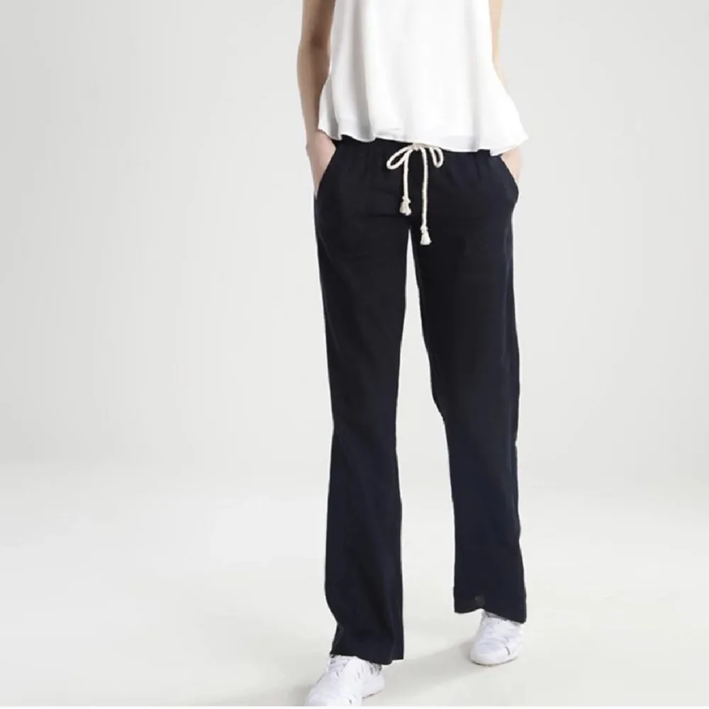 slutsålda svarta linnebyxor från roxy🫶🏼 Köpta för 600kr säljer vid bra bud💓💓(lånade bilder). Jeans & Byxor.