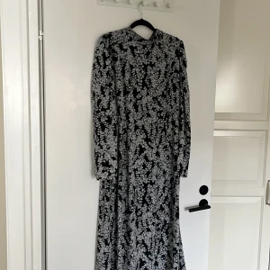 Blommig klänning - STOCKH LM - Underbar klänning från STOCKH LM  Nyskick Storlek:42