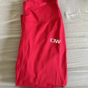 Leggings  - Träningstights från ICANIWILL, inget jag sträcker mig efter längre i min garderob, använda ett fåtal gånger. Scrunch detalj på rumpan.