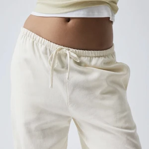 Linnebyxor från Weekday - Slutsålda linnebyxor från Weekday i storlek 36. Medelhög midja men kan göras låga också. 🤍 Helt perfekta och passar till allt. Aldrig använda pga råkade beställa 2st (prislapp kvar). Originalpris 670kr. Pris kan diskuteras!