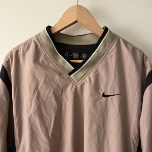 Nike jacka  - Säljer min beiga Nike jacka i storlek M!