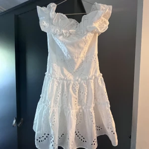 Klänning från zara  - Jag säljer denna klänningen från zara. Nypris 700kr❤️aldrig använd utan bara testad och lappen är kvar❤️