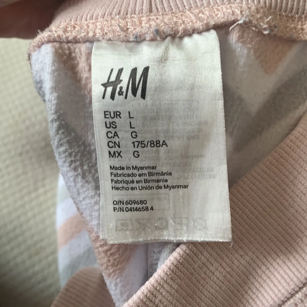 Ett par randiga pyjamasbyxor från h&m. Rosa, vita och gråa. Storlek L.. Farkut & Housut.