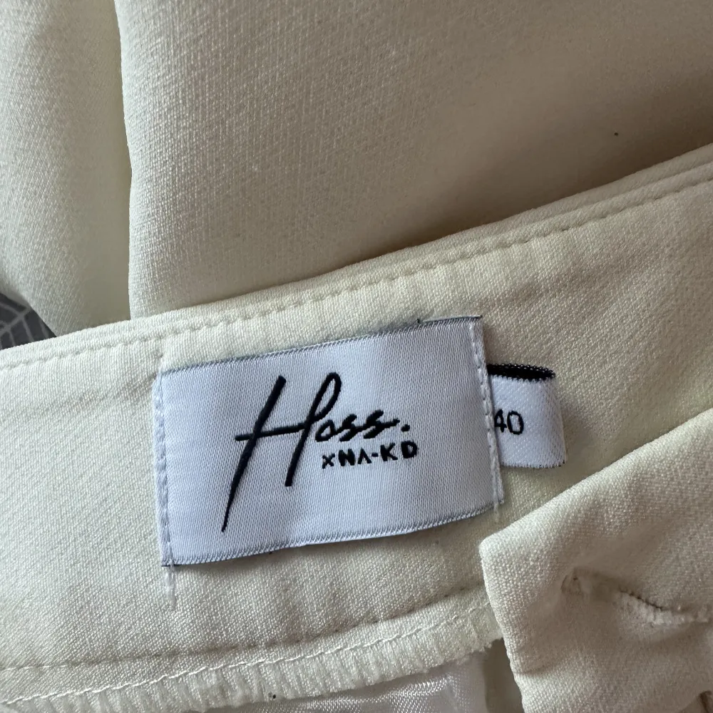 Vita kostymbyxor från Hoss kollektion på Nakd 🌼 små trådar som kommit upp lite här o var . Jeans & Byxor.