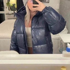 Glansig jacka  - Säljer denna jacka från Hm köpt förra året i nyskick då den tyvärr inte kom till användning…