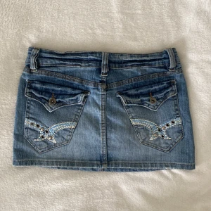 Lågmidjad jeanskjol - Storlek W28. Midjemått 37cm Längd 29cm Kolla min profil för liknande kjolar💕