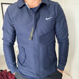 Nike jacka  - Fin jacka från Nike, storlek s, marinblå, aldrig använd