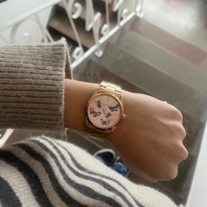 Zaldig klocka  - Säljer min unika zaldig klocka, köpt för 1,5 år sedan och klockan finns inte längre kvar i butik. Priset när jag köpte den ungefär 2500 ☺️💗