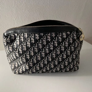 Dior. - Necessär, Använd fåtal gånger. Köparen står för frakt.