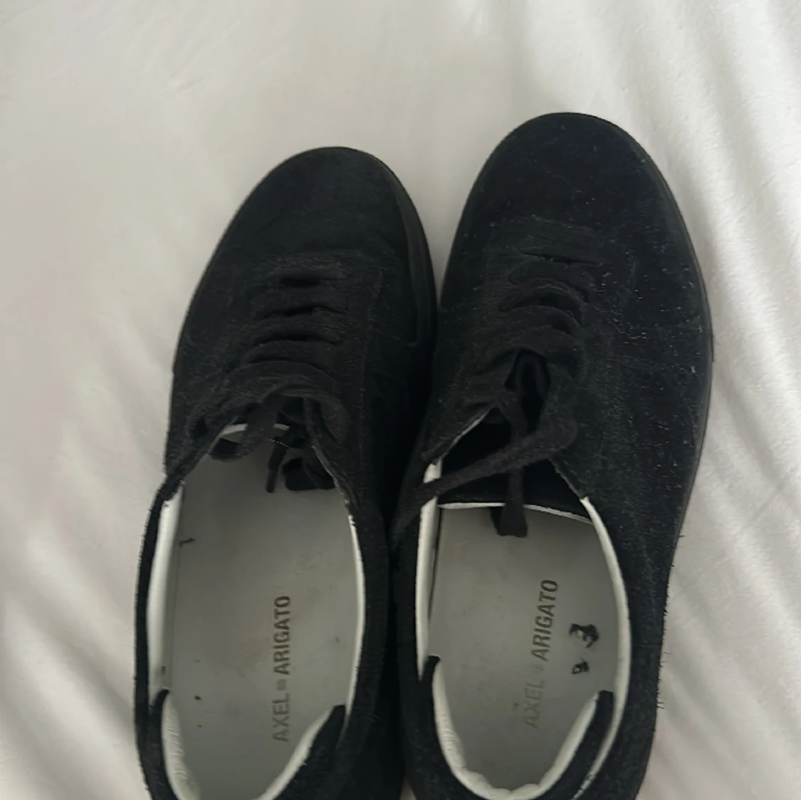 Säljer  arigatos som har blivit använda 2 gånger storlek 41 skriv om ni har några frågor priset kan diskuteras  - 91