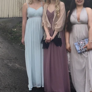 Balklänning (till vänster) - Säljer den ljusblå balklänningen (längst till vänster) 