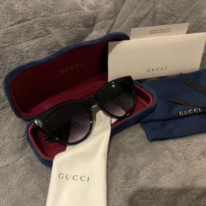 Gucci solglasögon  - Då jag inte tyckte att bågarna passade på mig kikar jag intresset här istället. Äkthets bevis, dustbag mm skickas självklart med!  Köpta hos Mister Specs, aldrig använda!😇  Köparen står för frakten❤️